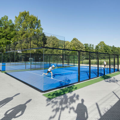Bild vergr&ouml;&szlig;ern: Tennisspieler im Spiel auf dem Tennisplatz des Alea Parks.