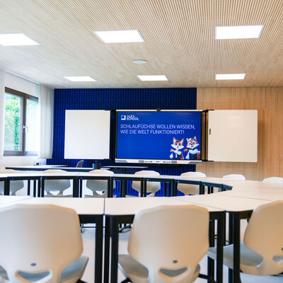 Bild vergr&ouml;&szlig;ern: Tische und Falttafel in einem Schulungsraum.